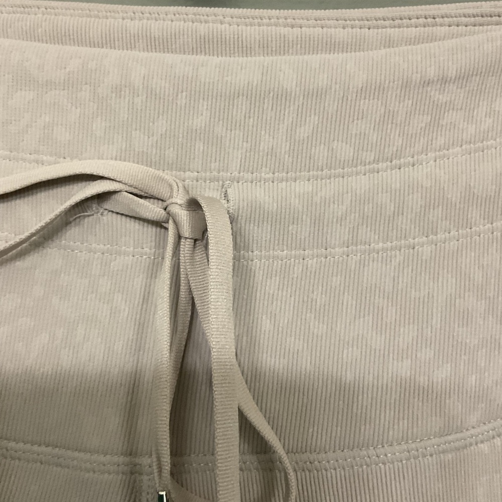 High-Waist Ribbed Bike Shorts in Taupe - Picture 7 of 8